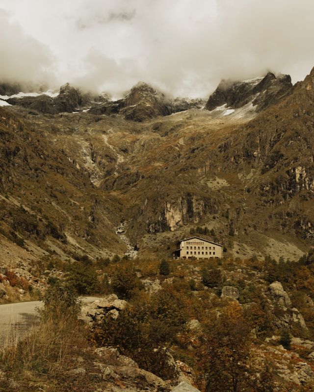 • Le refuge du Gioberney 🏡 ⛰️

À 1650 mètres d’altitude, au bout de la route sinueuse qui traverse la vallée du Valgaudemar, le refuge du Gioberney se dévoile, comme une porte d’entrée vers la haute montagne. Entouré par les sommets mythiques des Écrins — le Sirac, les Bans, les Rouies — l’endroit mêle étonnamment accessibilité et dépaysement. À la fois refuge et restaurant, il accueille randonneurs, familles et alpinistes dans une ambiance particulièrement chaleureuse.

📍 Chalet-Hôtel Le Gioberney, 05800 La Chapelle-en-Valgaudémar

🔗 D’autres adresses sont à découvrir dans notre reportage « Les sentinelles de la vallée » (lien en bio).

🤔 Au fait ! Pour un beau projet (📕😏), nous recherchons des auberges/refuges marqués par leur ancrage territorial, leur histoire, leur architecture ou encore leur cuisine. Des idées à nous suggérer ?

#valgaudemar #champsaur #champsaurvalgaudemar #hautesalpes #alpes