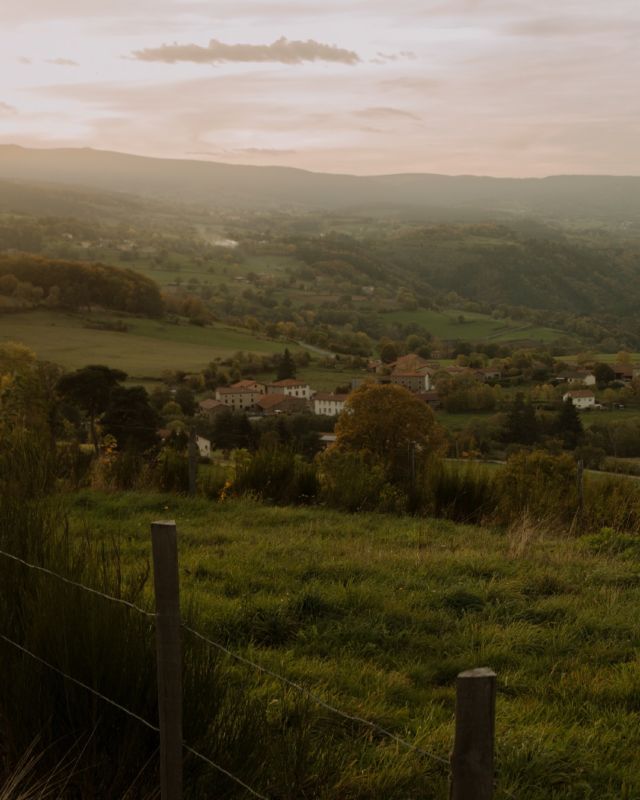 • Les Monts du Forez 🌋

Façonnée par des volcans aujourd’hui endormis, la géologie du Forez imprime son caractère unique aux paysages et aux saveurs de la Loire Volcanique. Des vins singuliers de l’AOP Côtes du Forez à la célèbre Fourme de Montbrison, ce territoire invite à une exploration qui allie plaisir des yeux et du palais.

Nos rencontres et bonnes adresses dans les Monts du Forez :
🍇 Gilles Bonnefoy - @les_vins_de_la_madone 
🧀 Alexis Masson - @la_ferme_du_grand_pre 
🥾 Augustine Perrin - @evasions_foreziennes 
🍽️ Jeanne Laffeter - @auberge_de_garnier 

🔗 « Éruption de saveurs en Loire Volcanique », un reportage mêlant le récit, la photo et l’audio à retrouver sur le site internet Bobine (lien en bio).

#loire #loirevolcanique #loireforez #montsduforez #forez