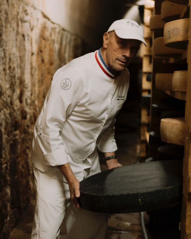 • Pour le plaisir du palais dans le Roannais 🤤🍽️

Après les reliefs montagneux du Forez, le Roannais s’ouvre en une succession de vallons ondulants. Ici, la gastronomie est un véritable art de vivre, qui se mesure à la qualité des produits. Explorer le Roannais, c’est plonger au cœur d’un terroir vivant et accueillant.

Nos rencontres et bonnes adresses dans le Roannais :
🧀 Hervé Mons - @mons_fromager_affineur 
🍇 David Michelis et Clotilde Fabre - @domainereniteo 
🍽️ Bérénice et Thibaud Cucherat - @labastidedechatel 

🔗 « Éruption de saveurs en Loire Volcanique », un reportage mêlant le récit, la photo et l’audio à retrouver sur le site internet Bobine (lien en bio).

#loiretourisme #loire #roannais #roanne #gastronomie